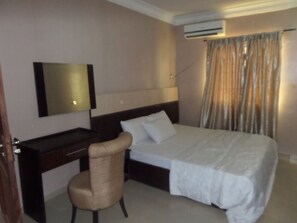 Suite | Een bureau, een laptopwerkplek, gratis wifi, beddengoed