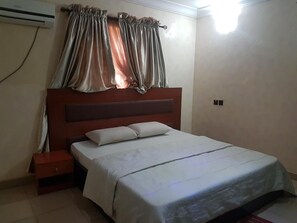 Desk, laptop workspace, free WiFi, bed sheets - O'Nice Hotel and Suites Limited (Ota)