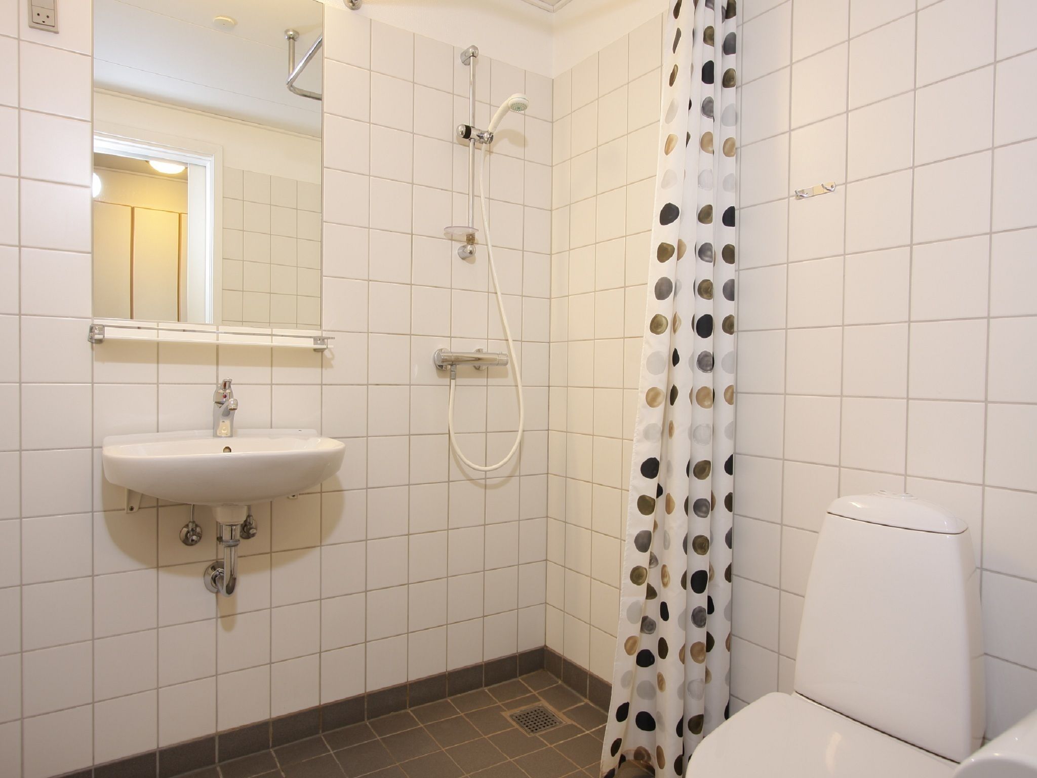 standard room | bathroom | shower, towels