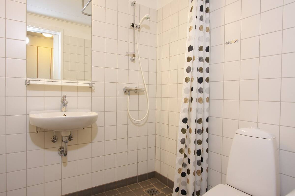 standard room | bathroom | shower, towels