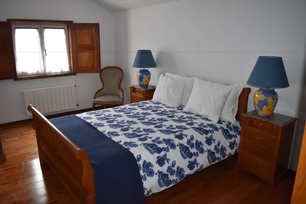 1 habitación, tabla de planchar con plancha y cuna de viaje
