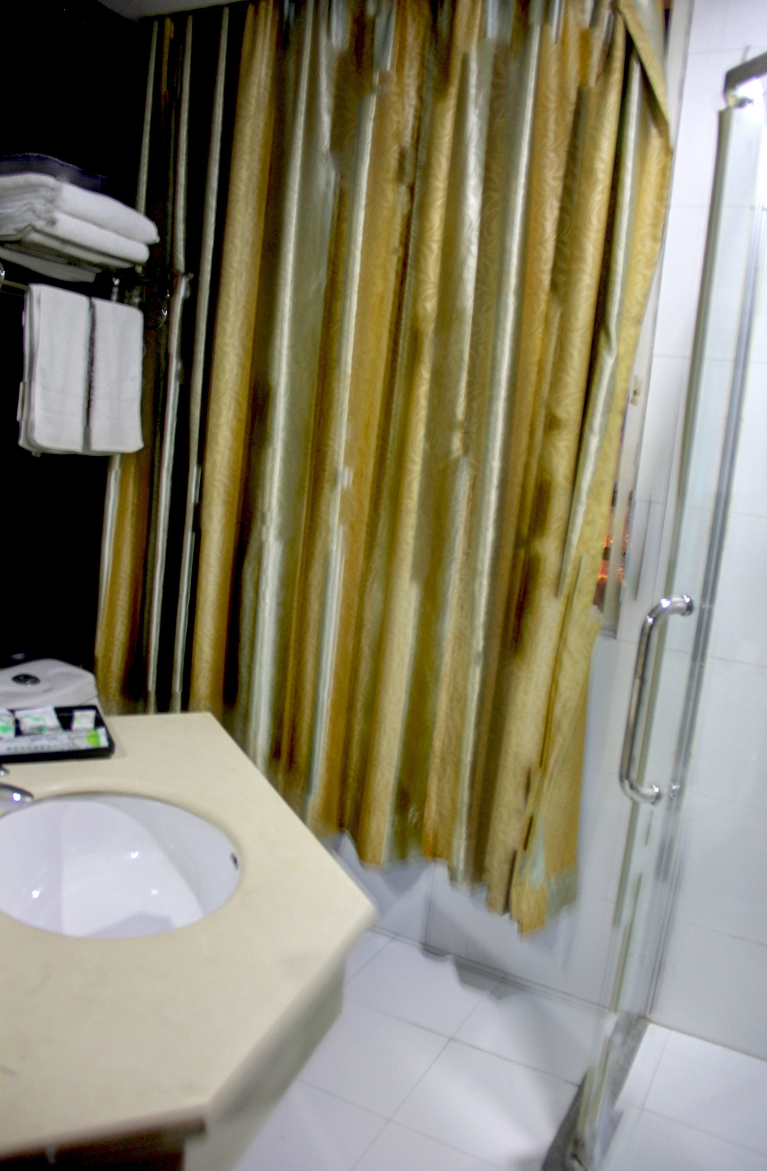 shower, rainfall showerhead, free toiletries, hair dryer