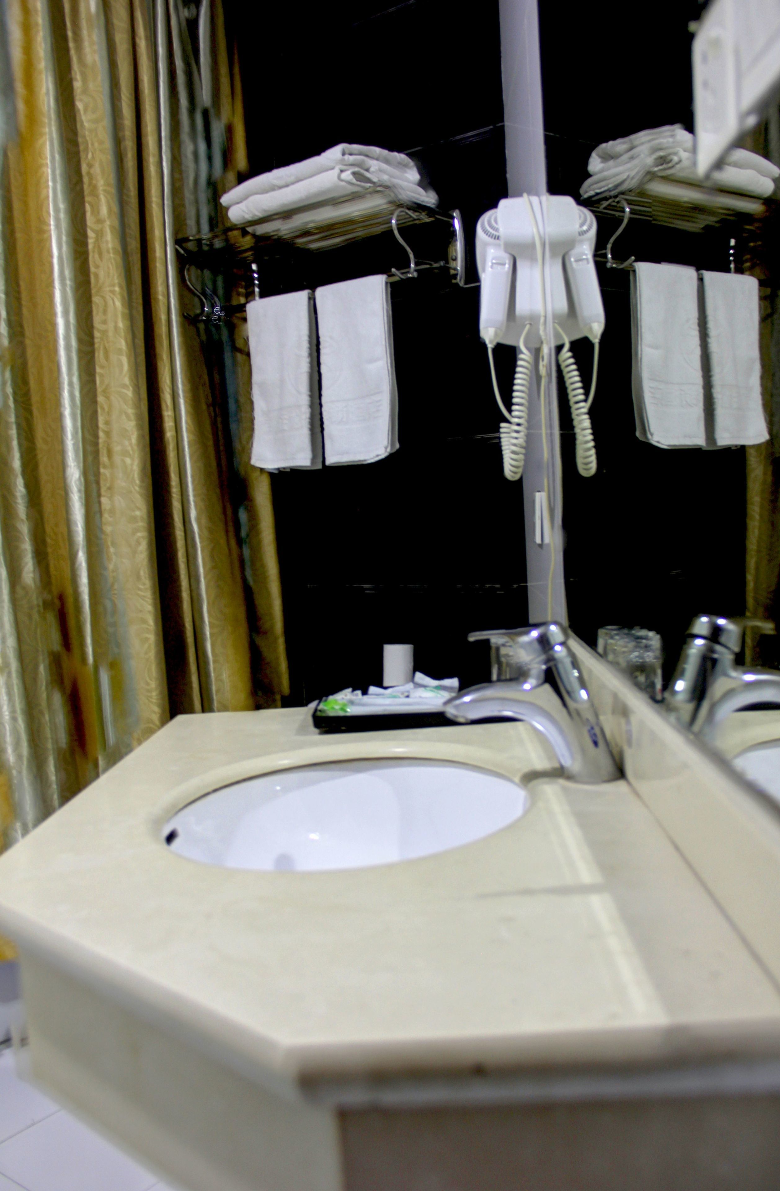 standard double room | bathroom | shower, rainfall showerhead, free toiletries, hair dryer