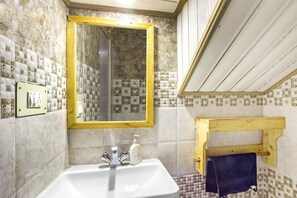 Shower, free toiletries