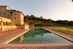 Piscine extérieure (ouverte en saison), parasols de plage