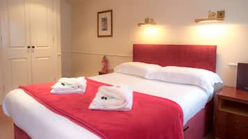 Double Room, Private Bathroom | Desk, free WiFi