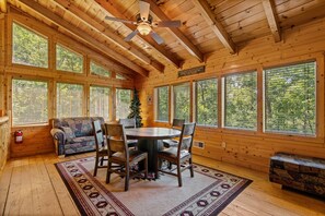 Dining - Luxurious Nine Bears Home Minutes Away to Gatlinburg by Redawning (Sevierville)