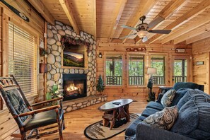 Cabin, 3 Bedrooms | Living area