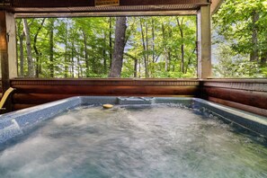 Cabin, 2 Bedrooms | Outdoor spa tub
