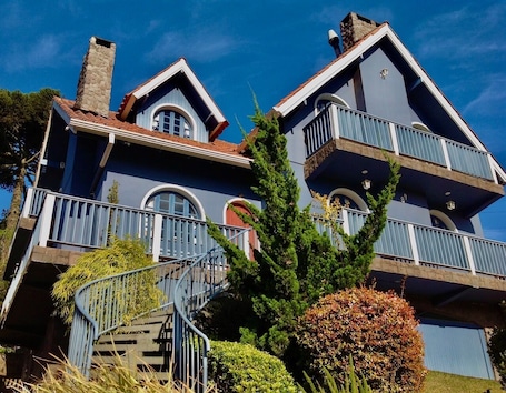 Property entrance. Chalé Alto da Serra - Pousada e Wellness Spa