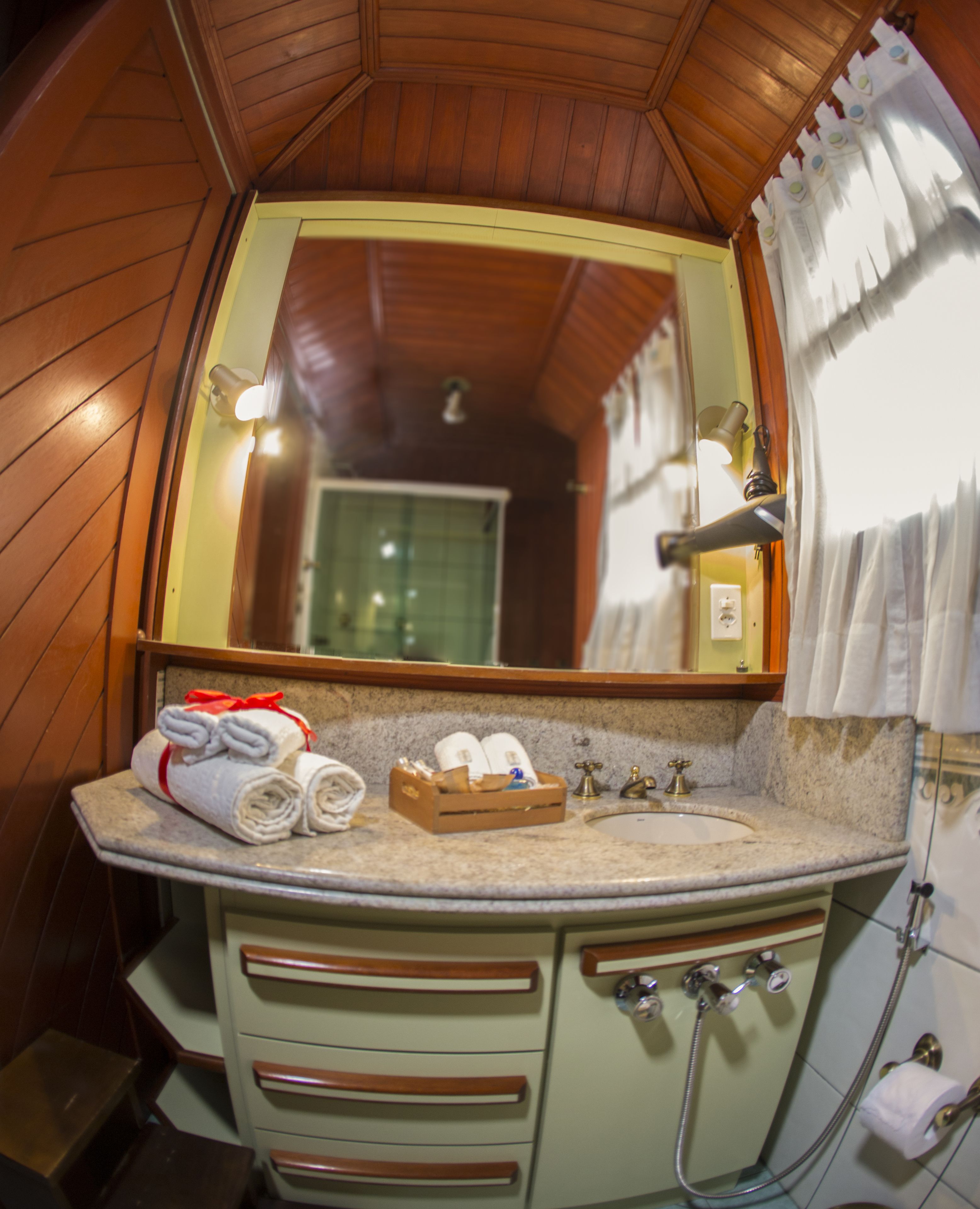 Deluxe Quadruple Room, Hot Tub | Bathroom