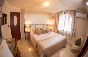 高級雙人房, 按摩浴缸 | 迷你吧、遮光布/窗簾、免費無線上網、床單