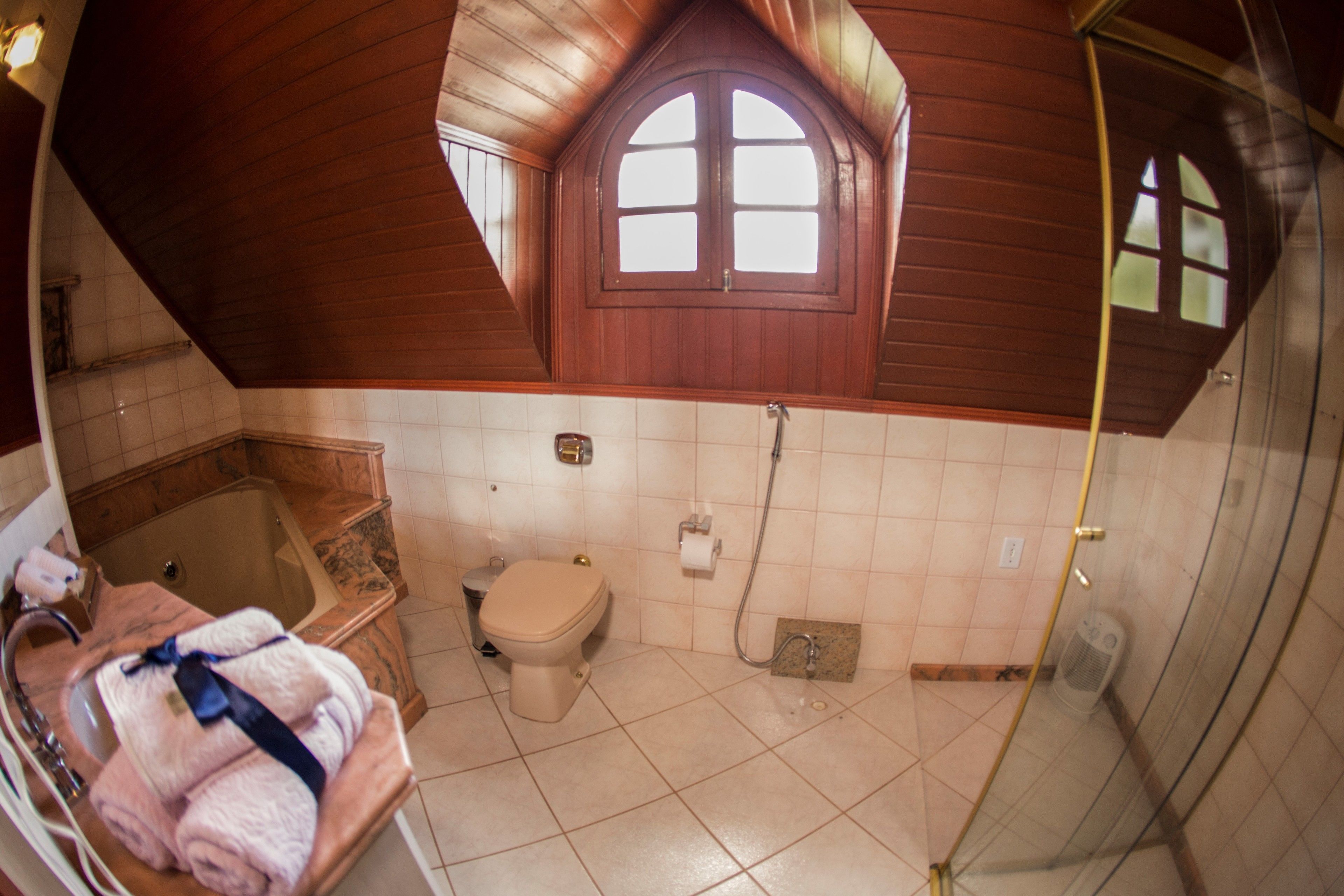 Un baño con bañera, inodoro y ducha.