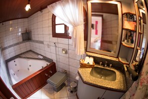 Premium-Doppelzimmer, Whirlpool | Badezimmer | Kostenlose Toilettenartikel, Haartrockner, Bademäntel, Hausschuhe