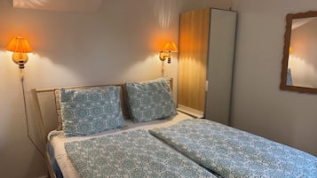 Habitación estándar doble, baño privado | Baño | Ducha, cabezal de ducha tipo lluvia, secador de pelo y toallas