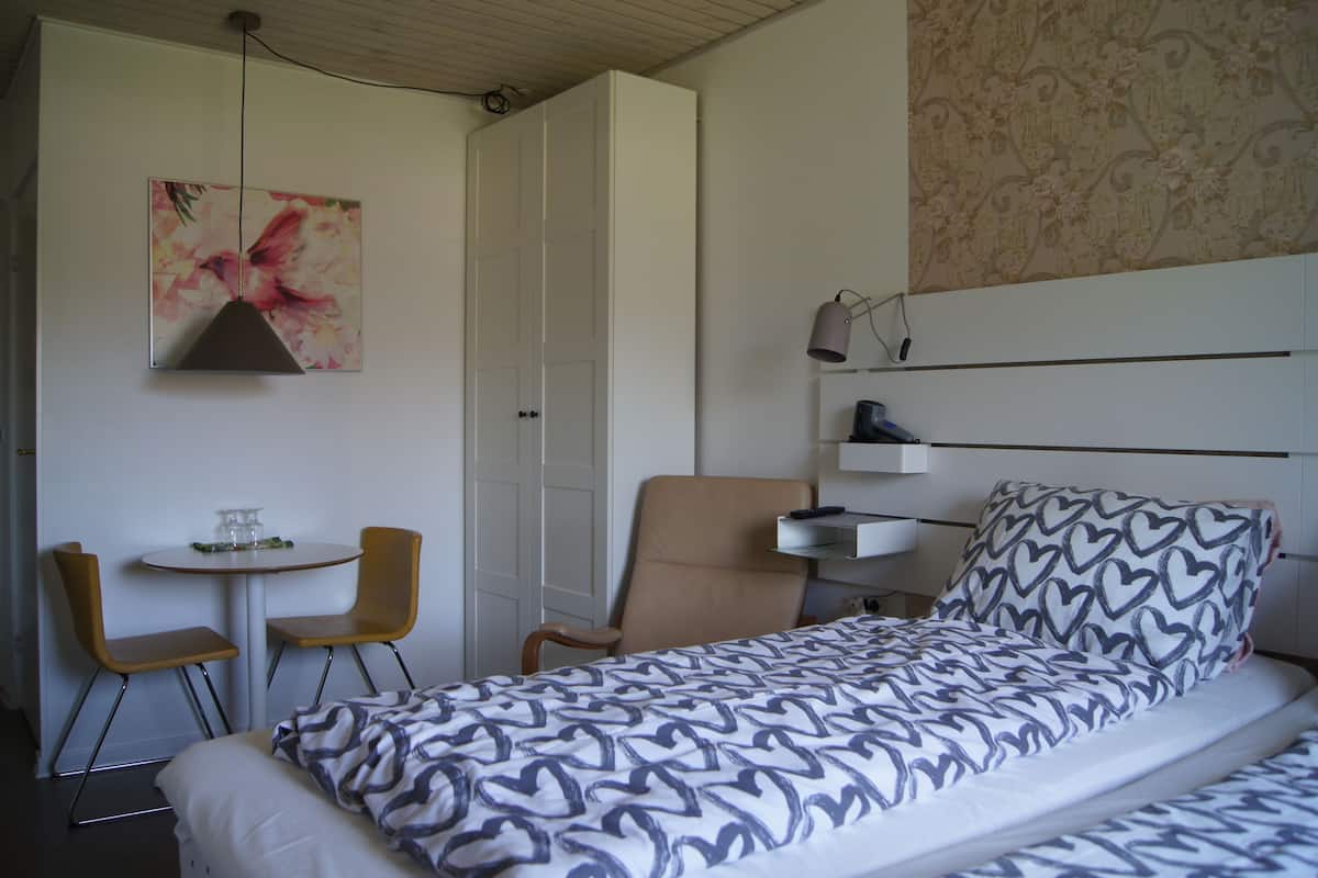 Deluxe Double Room, Private Bathroom | Hypo-allergenic bedding, individually decorated, individually furnished