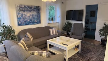 En 32-tommers Flatskjerm-TV med kabel-kanaler samt TV