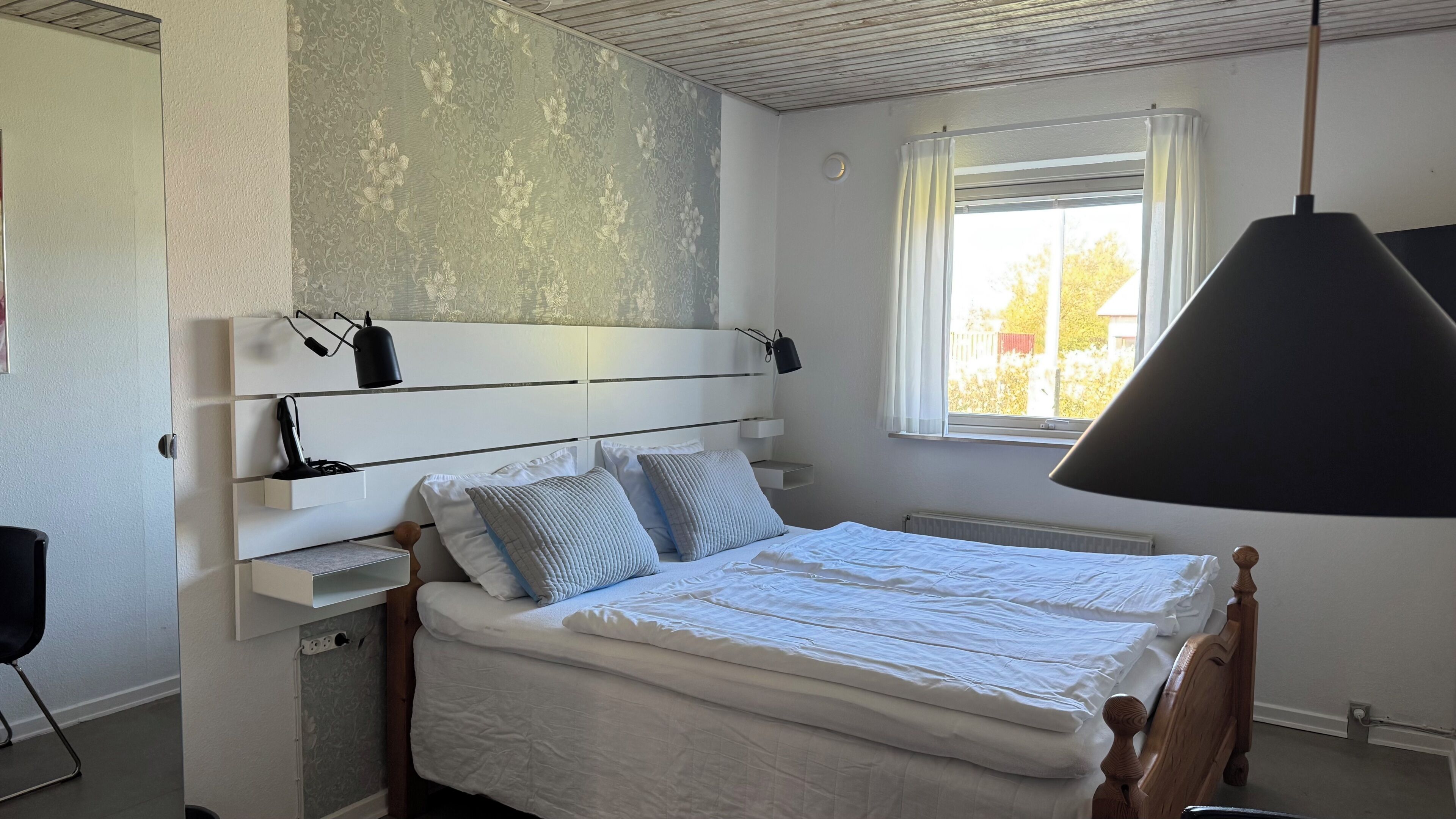 Tremannsrom – luksus, flere senger, privat bad | Allergitestet sengetøy, individuelt dekorert og individuelt innredet