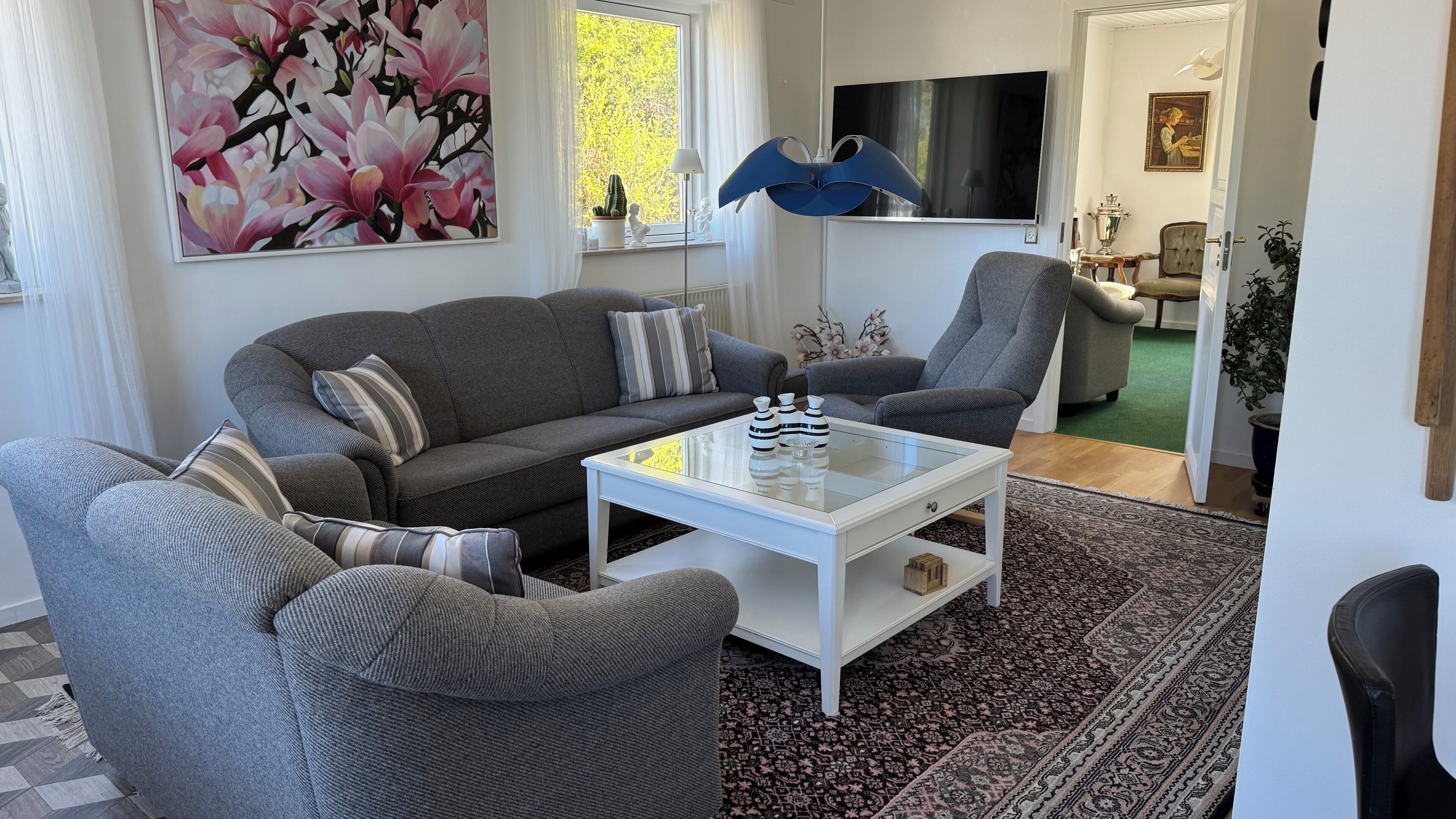 Een 32-inch flatscreentelevisie met kabelzenders en een televisie