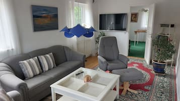 En 32-tommers Flatskjerm-TV med kabel-kanaler samt TV