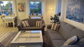 En 32-tommers Flatskjerm-TV med kabel-kanaler samt TV