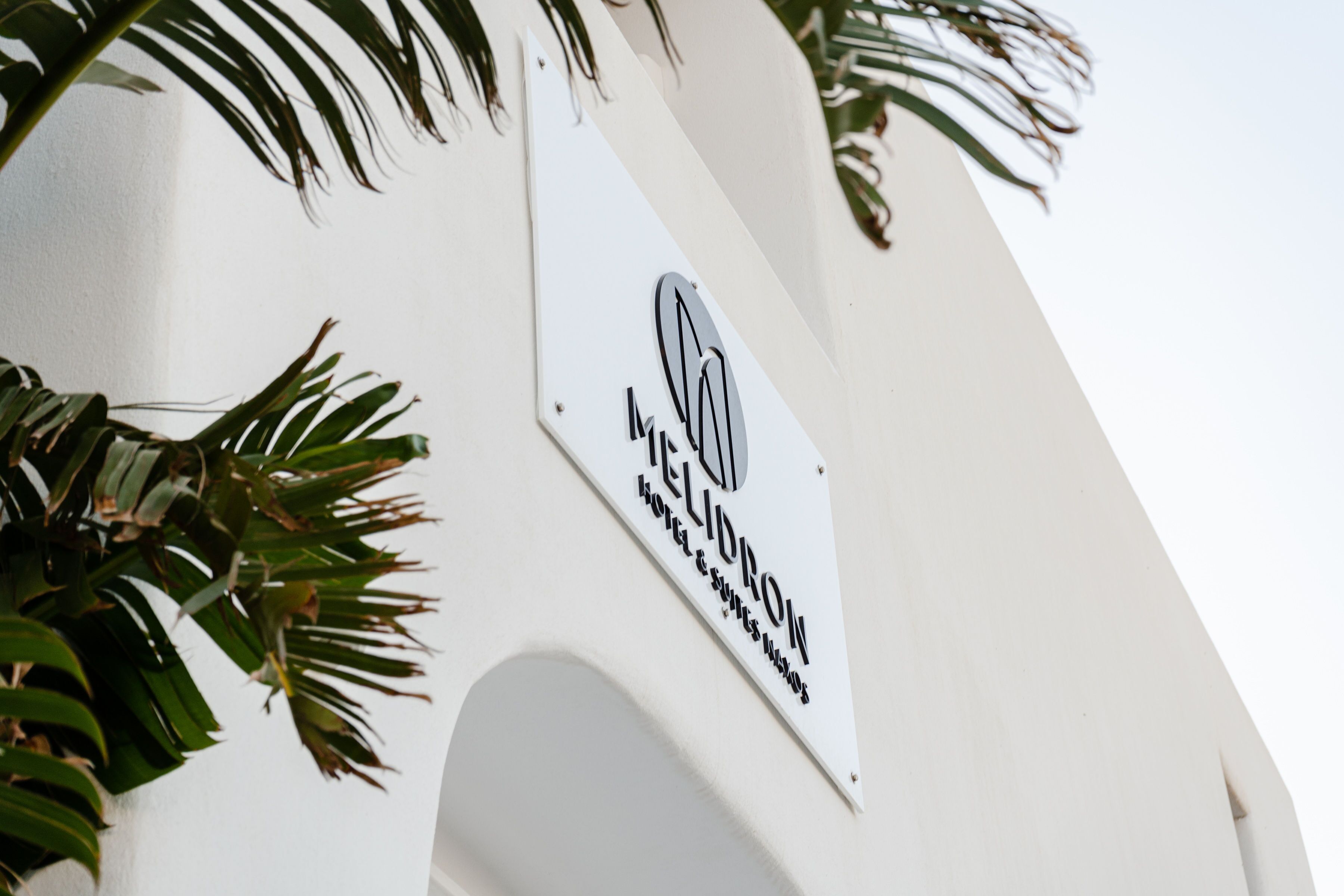 Een hotelschild met de naam 'Hotel del D.'
