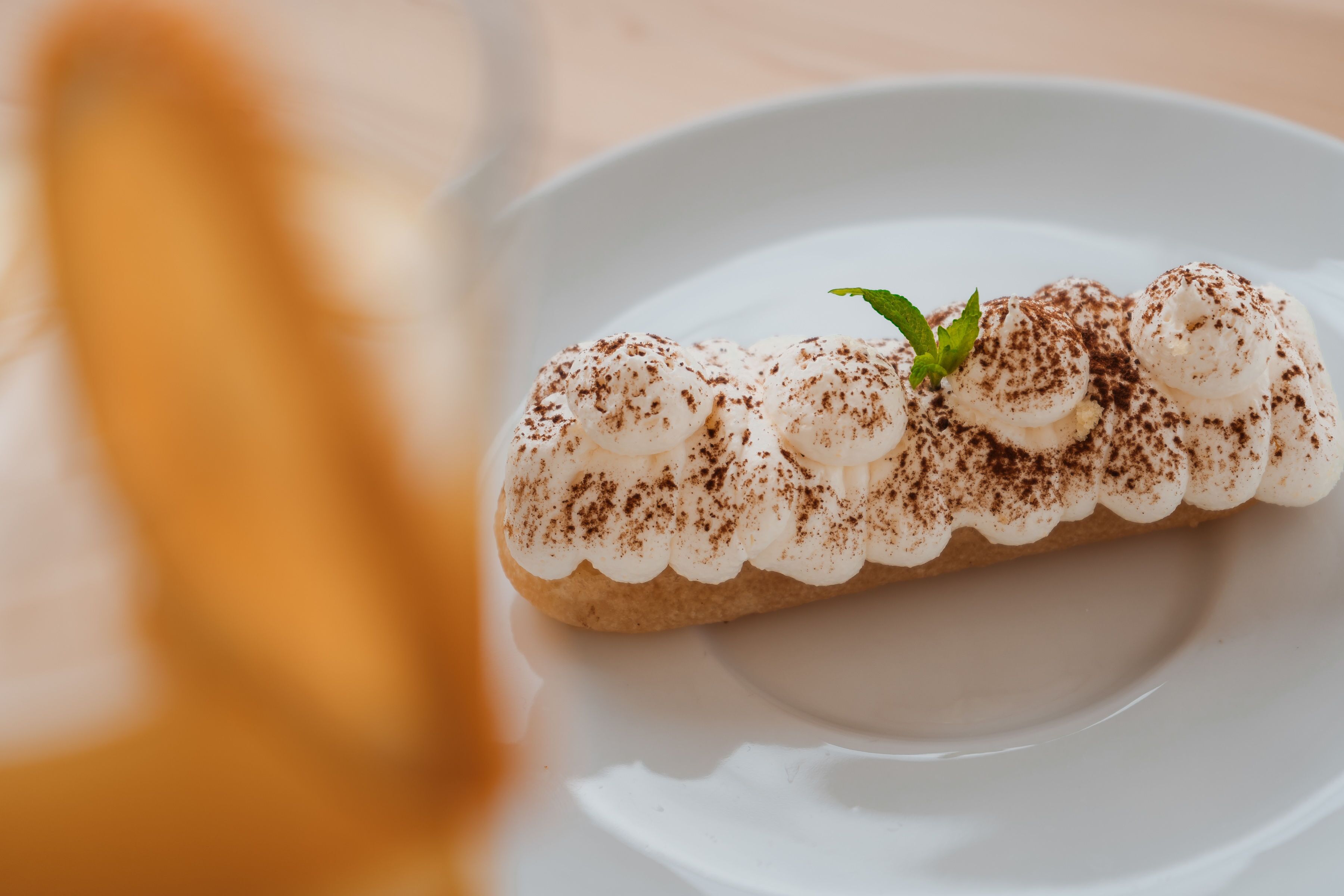Ein Dessert auf einem weißen Teller.