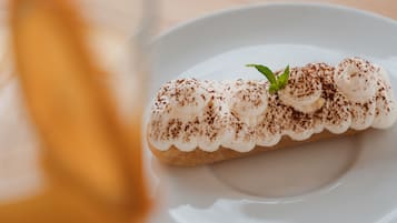 Ein Dessert auf einem weißen Teller.