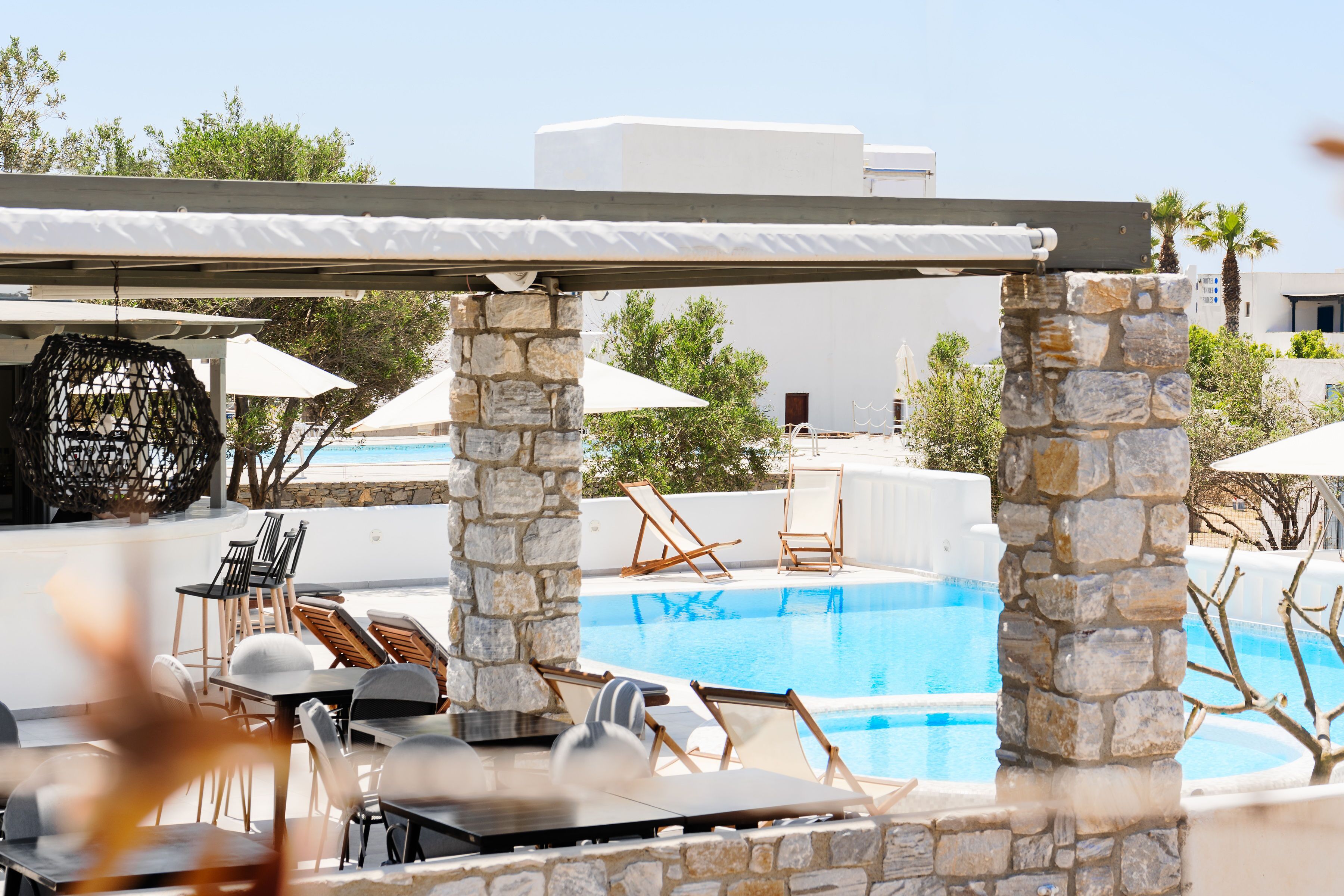 seasonal outdoor pool, pool loungers