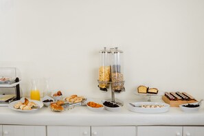 Free daily buffet breakfast  - Melidron Hotel Suites Villas (Naxos)