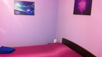 Camera Basic (Lilla) | Una scrivania, Wi-Fi gratuito