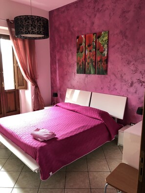 Habitación Confort (Rossa) | Escritorio y wifi gratis