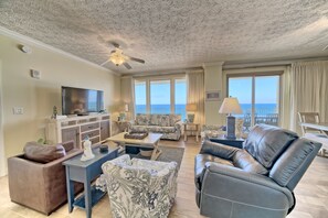 Condo, 2 Bedrooms | Living area
