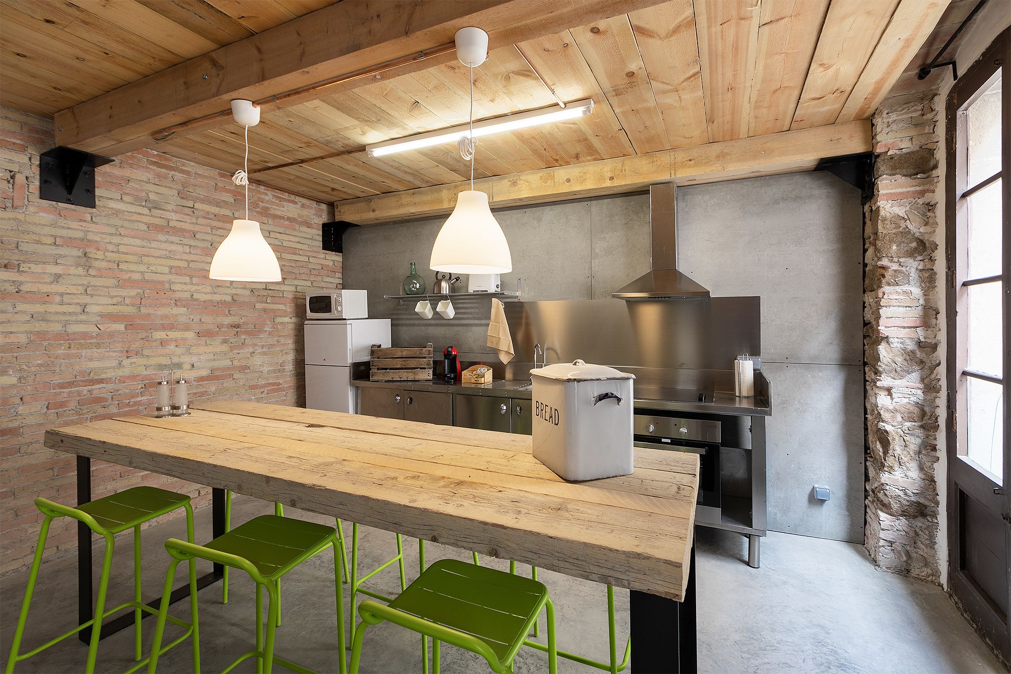 full-sized fridge, microwave, oven, stovetop