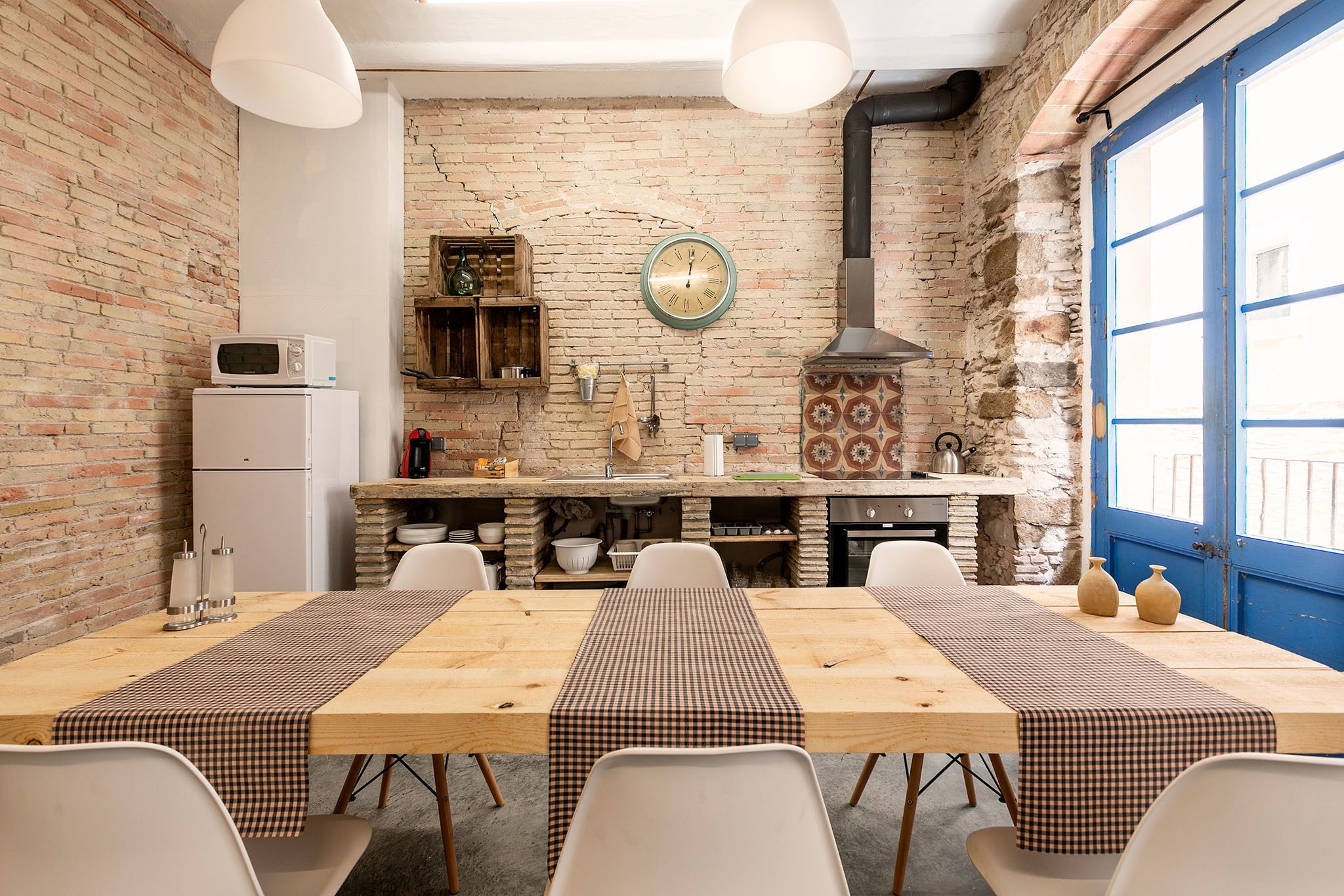 full-sized fridge, microwave, oven, stovetop