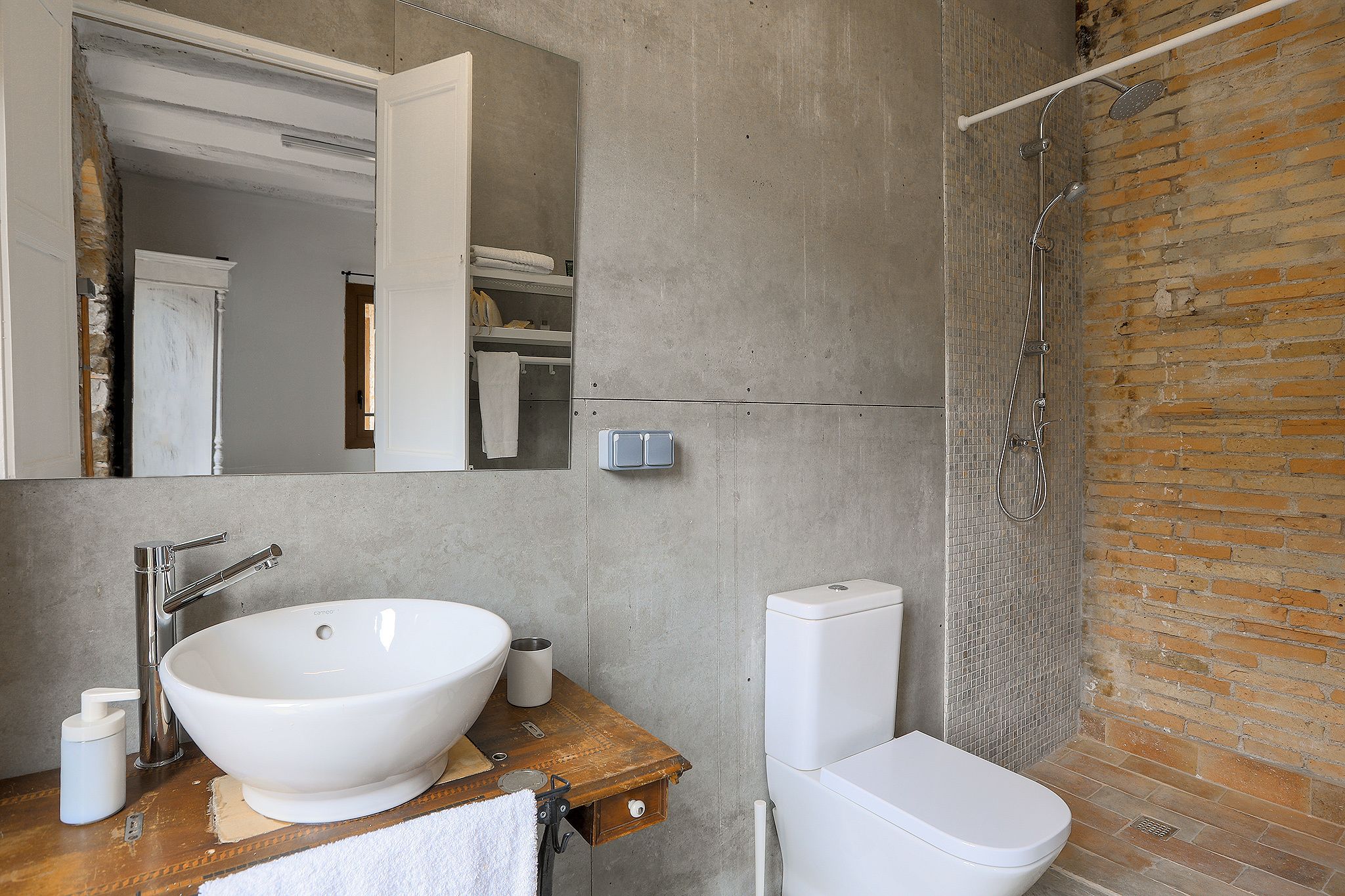 shower, rainfall showerhead, free toiletries, hair dryer