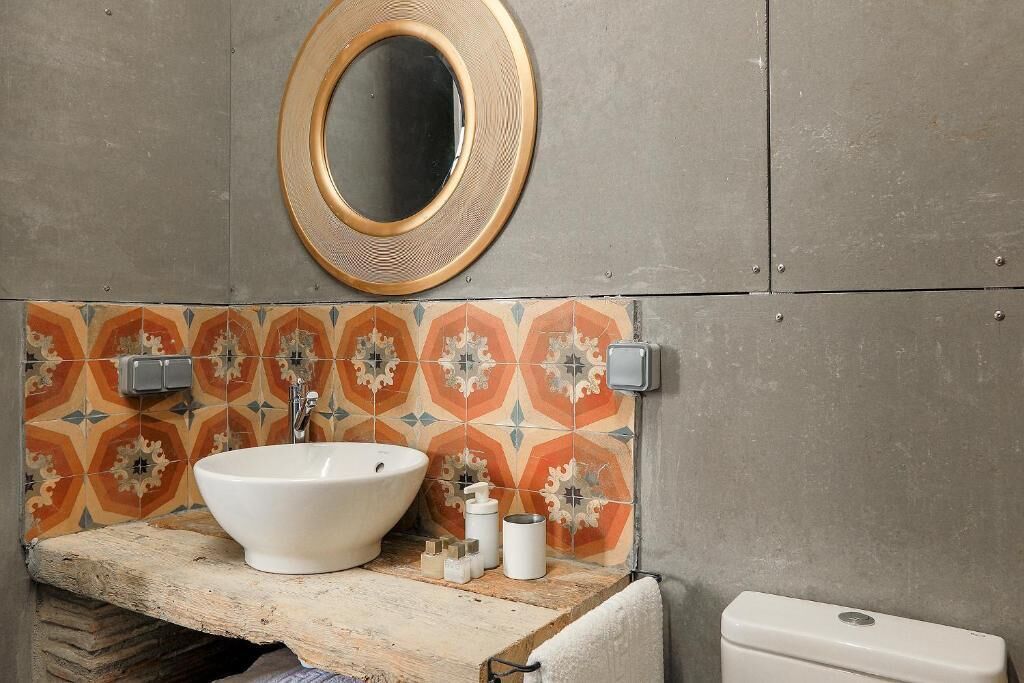 shower, rainfall showerhead, free toiletries, hair dryer