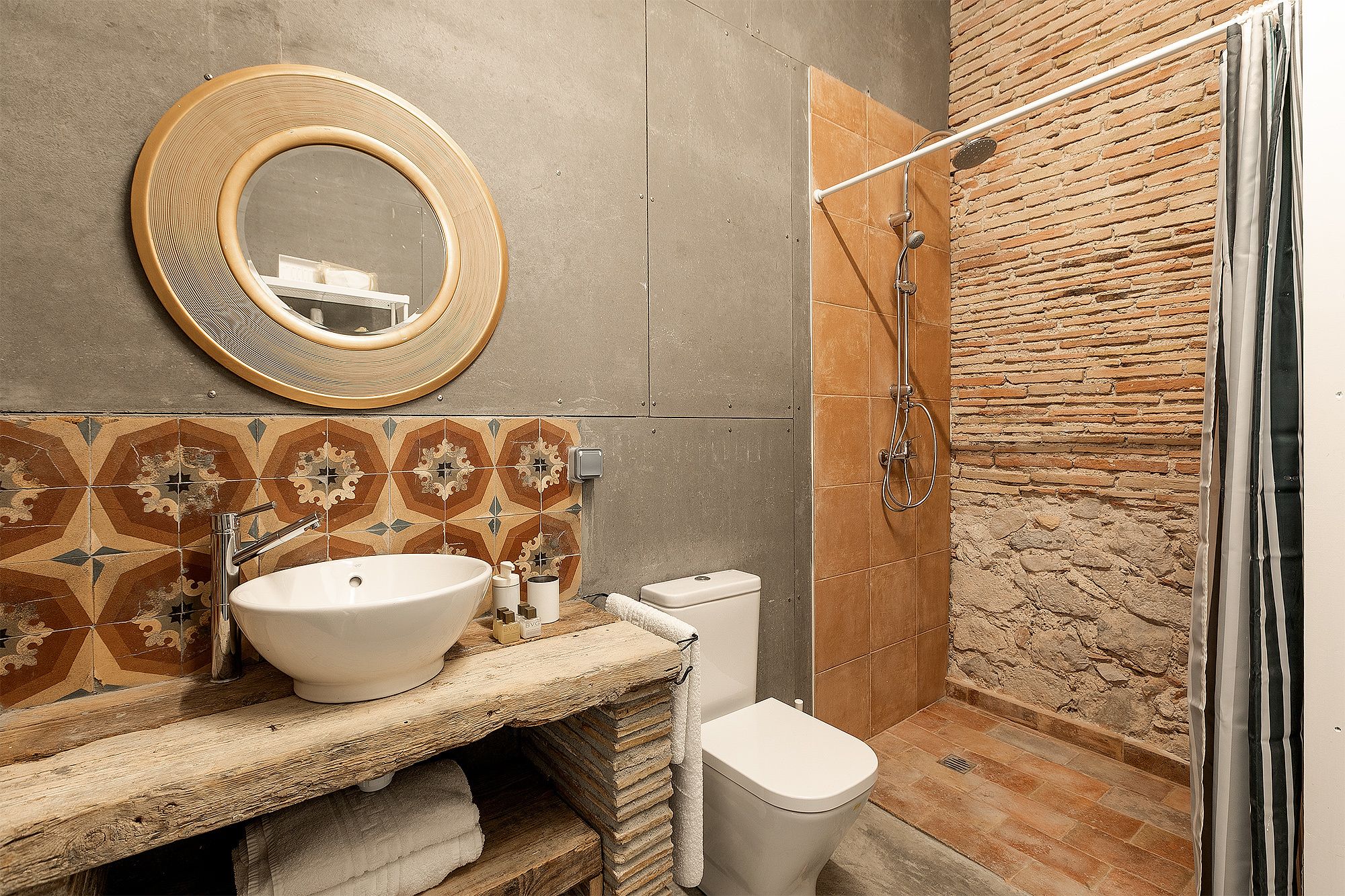 3 bedrooms, premium bedding, down duvets, in-room safe