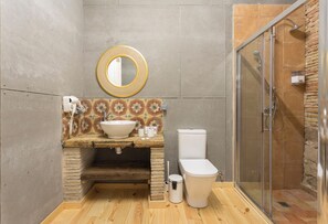 Standard Apartment, 3 Bedrooms, Private Pool, Ground Floor (Para bicicletas) | Bathroom | Shower, rainfall showerhead, free toiletries, hair dryer