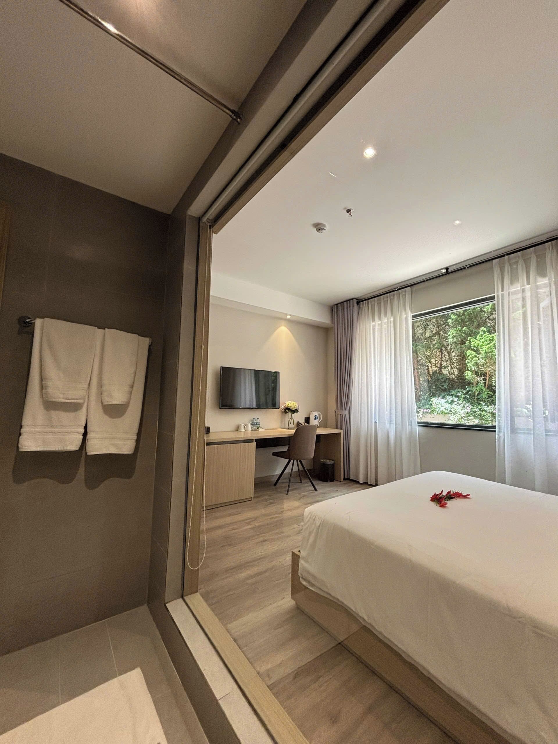 Superior Room | Bathroom | Free toiletries, hair dryer, slippers, towels