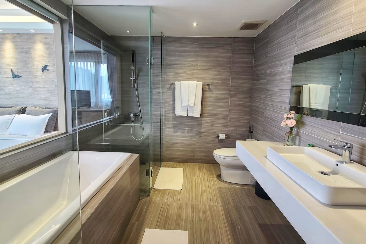 Premier Room | Minibar, in-room safe, desk, blackout curtains