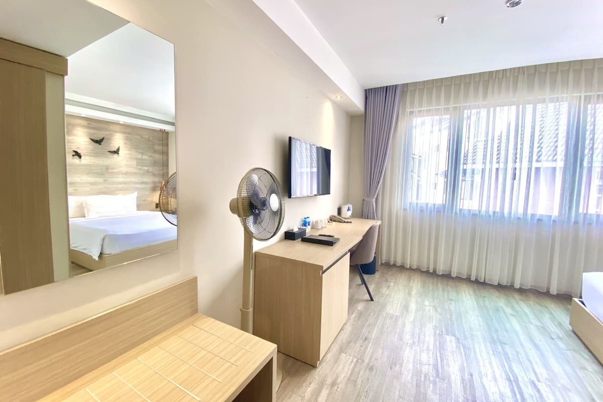 Superior Room | Minibar, in-room safe, desk, blackout curtains