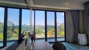 Minibar, in-room safe, desk, blackout curtains - The Luxe Hotel Da Lat (Da Lat)
