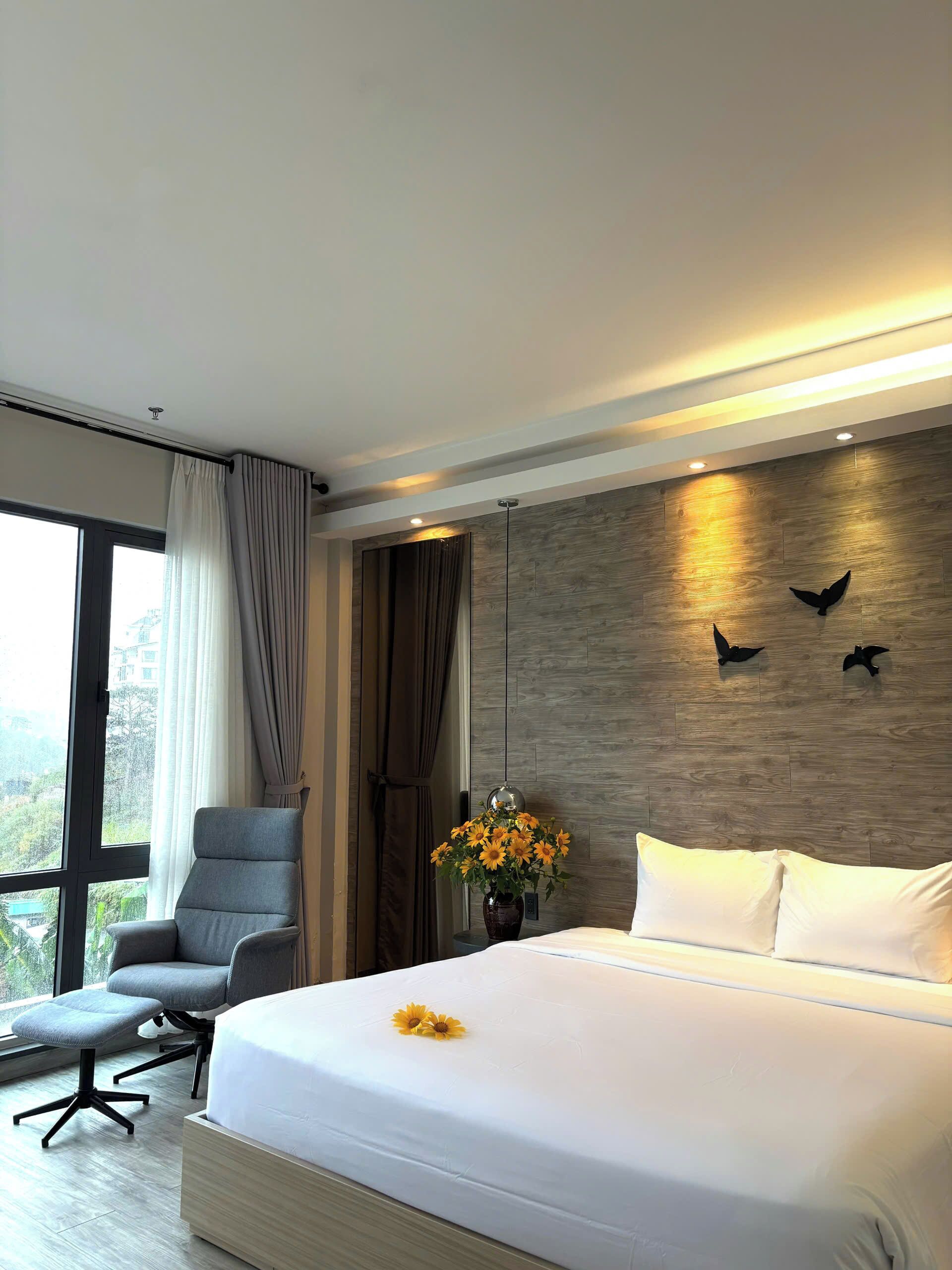 Premier Room | Minibar, in-room safe, desk, blackout drapes