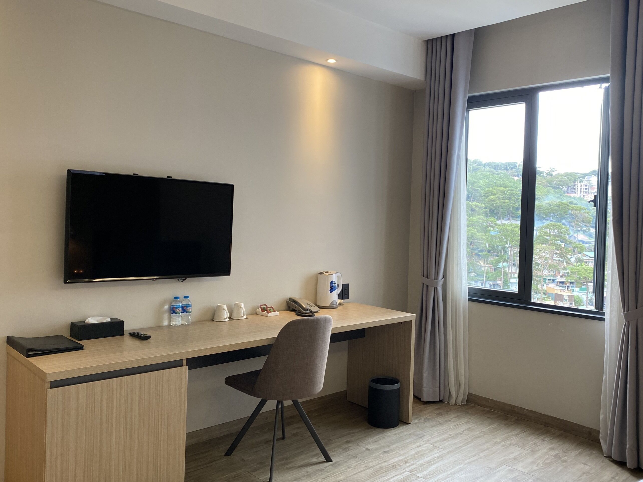 deluxe room | minibar, in-room safe, desk, blackout curtains