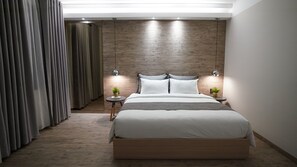 Deluxe Room | Minibar, in-room safe, desk, blackout drapes - The Luxe Hotel Da Lat (Da Lat)