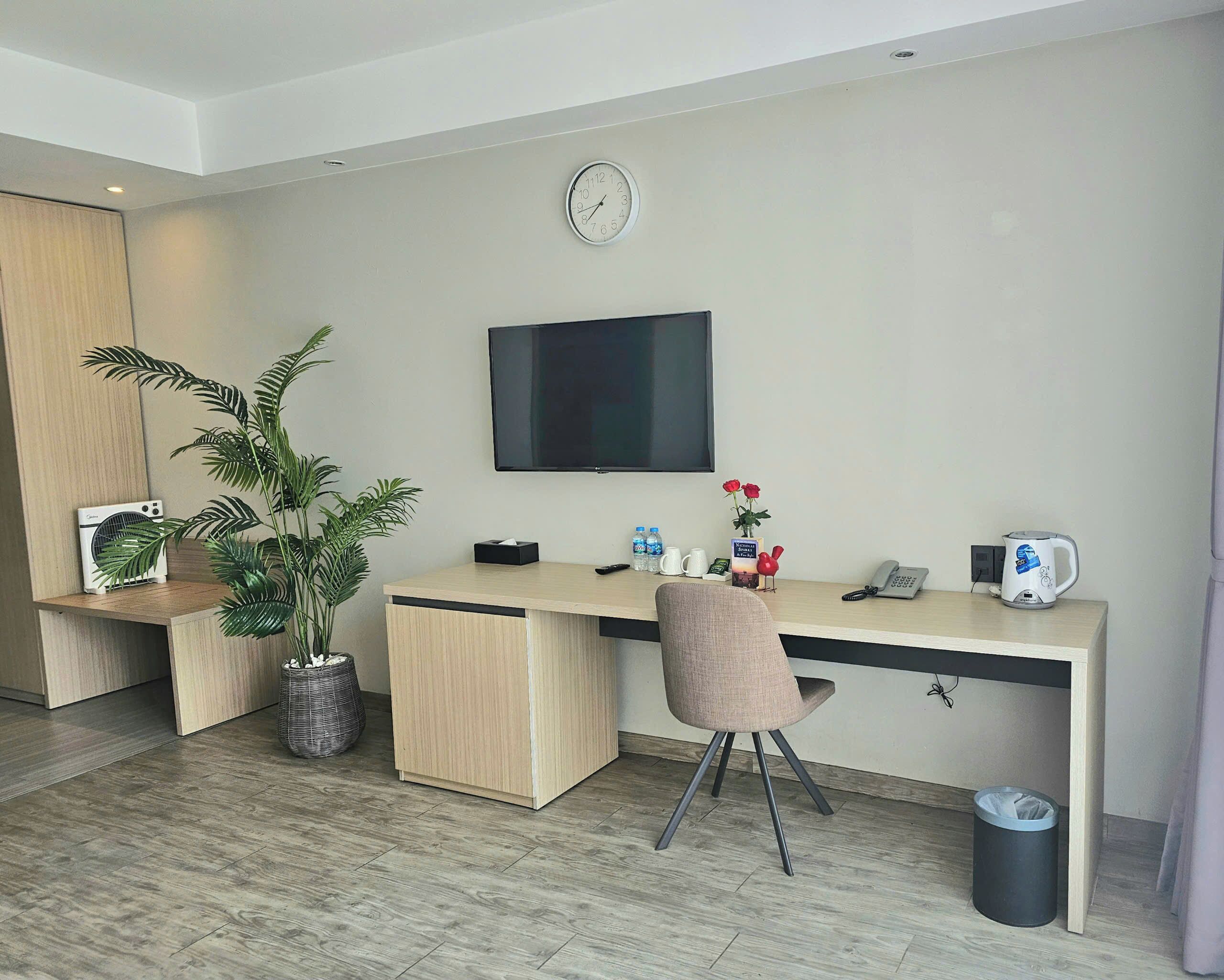 deluxe room | minibar, in-room safe, desk, blackout curtains