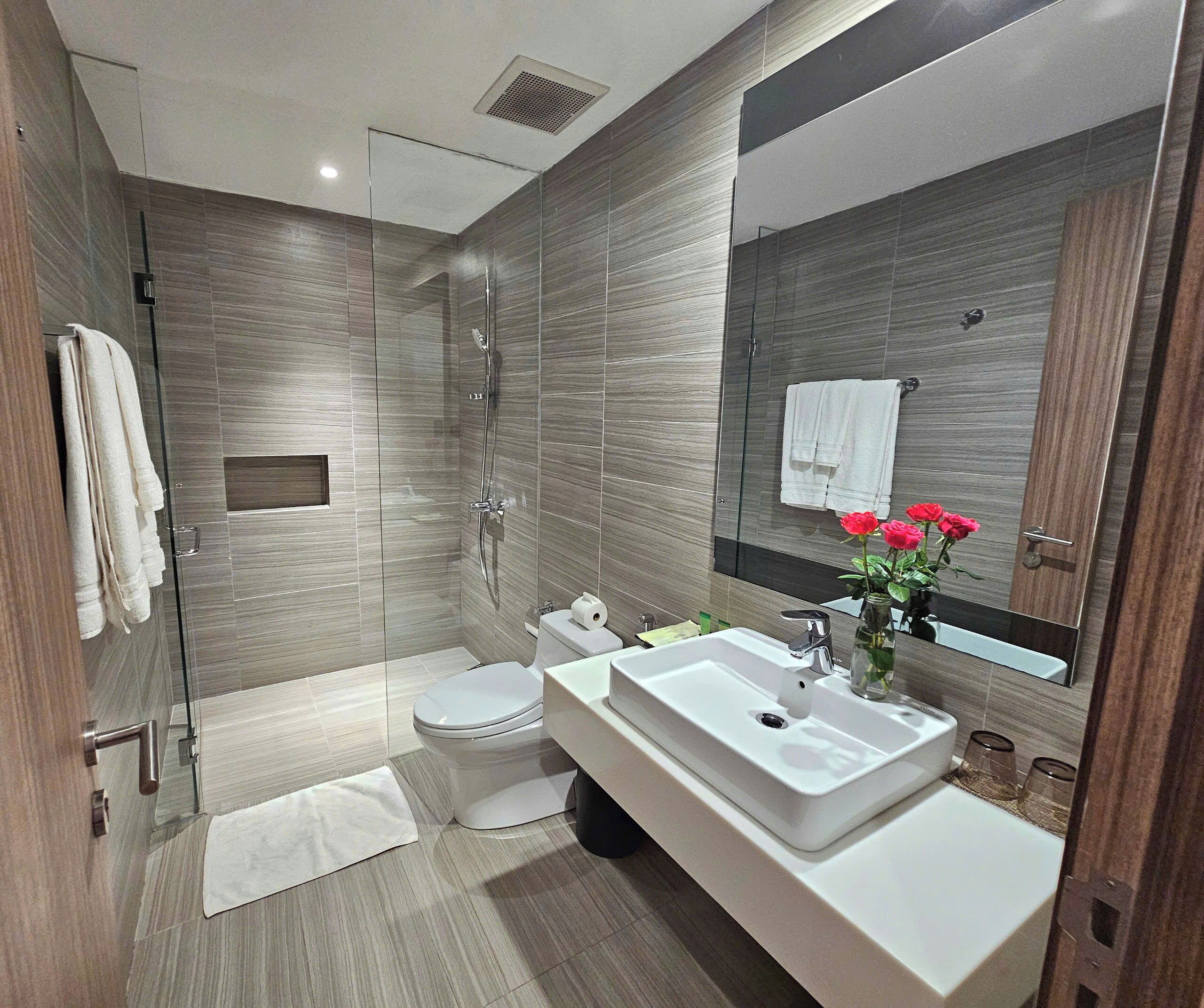suite, 2 bedrooms | bathroom | free toiletries, hair dryer, slippers, towels