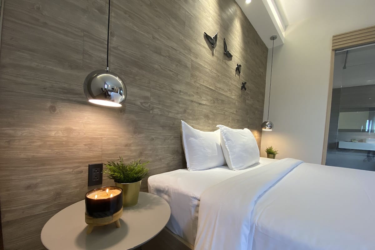 Deluxe Room | Minibar, in-room safe, desk, blackout curtains