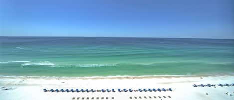 Apartamento, 2 habitaciones | Playa | Ubicación a pie de playa y sombrillas